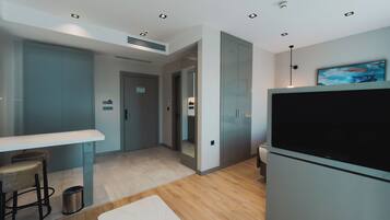 Deluxe Room, Balcony, Garden View | In-room safe, soundproofing, free WiFi