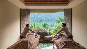 Een sauna, een bubbelbad, lichaamsbehandelingen, aromatherapie