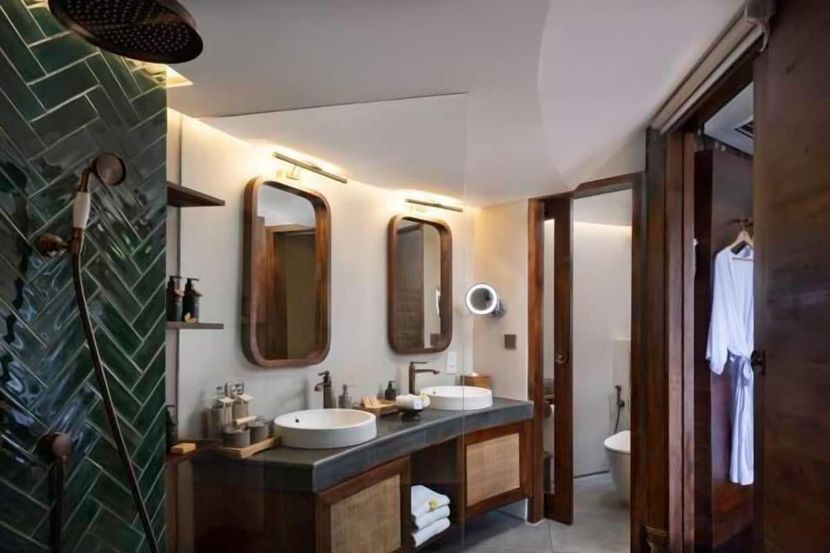 Badkamer | Gratis toiletartikelen, een haardroger, pantoffels, handdoeken