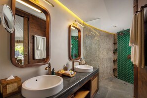 Family Pool Tent | Bathroom | Free toiletries, hair dryer, slippers, towels - The Wapa Lux Tent (Sidemen)