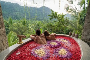 三溫暖烤箱、浴缸、美體療程、芳療、敷體療程、身體去角質