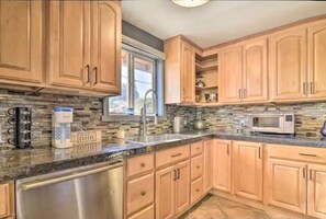 Kjøleskap, ovn, kokeplater og oppvaskmaskin