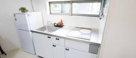 Refrigerador, microondas, placa de cocina, utensilios de cocina