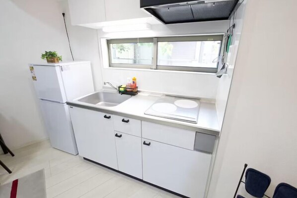 Refrigerador, microondas, placa de cocina, utensilios de cocina