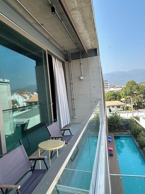 Property grounds - Cozy loft-style rooms, private baths, free Wi-Fi, A/C, and shared spaces. (Siri Mangkalajarn Rd Lane 7)