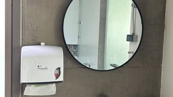 Haartrockner, Handtücher, Seife, Toilettenpapier