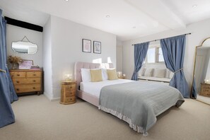 5 bedrooms, desk, iron/ironing board, travel cot