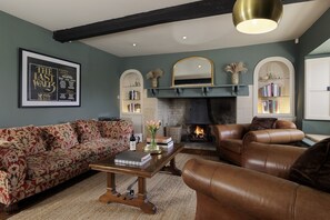 TV, fireplace, DVD player, books