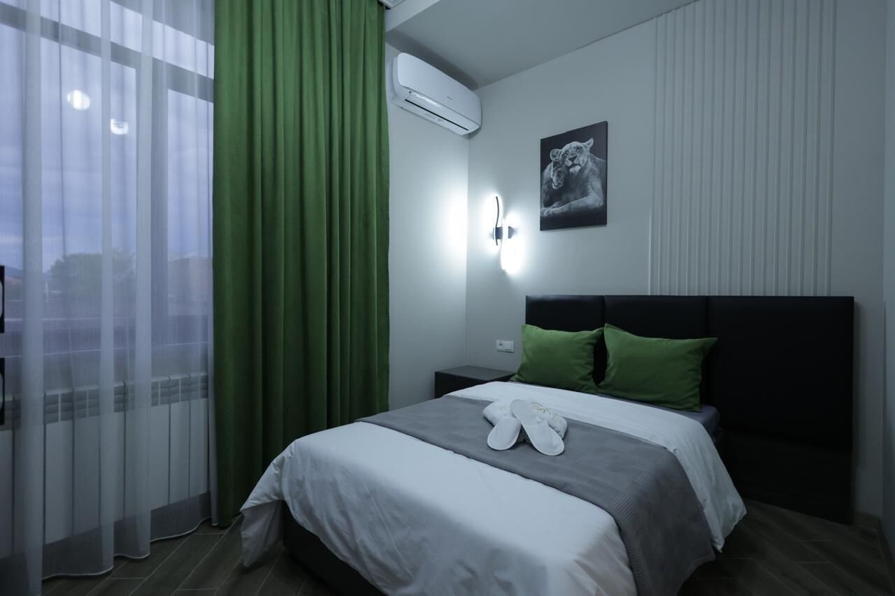 Standard dubbelrum | Tempur-Pedic-madrasser och värdeförvaringsskåp på rummet