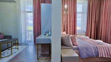 Habitación familiar con 1 cama doble o 2 individuales, vistas al jardín | Caja fuerte, cortinas opacas, tabla de planchar con plancha