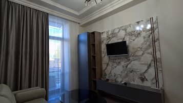 Habitación familiar con 1 cama doble o 2 individuales, vistas al jardín | Caja fuerte, cortinas opacas, tabla de planchar con plancha