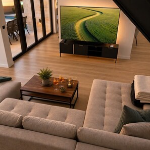 Smart-TV, Videospiele, Tischtennisplatte, Stereoanlage
