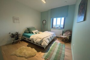 2 bedrooms, travel crib, WiFi