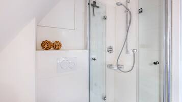 Dusche, Haartrockner, Handtücher