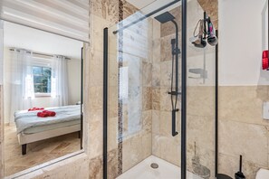 Een douche, een haardroger, handdoeken