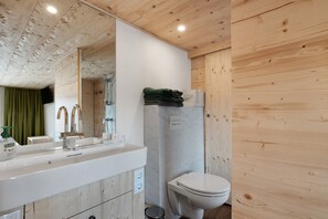 Een douche, een haardroger, handdoeken
