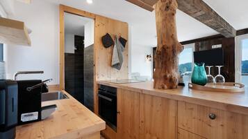 Fridge, oven, stovetop, coffee/tea maker