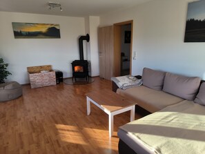 Fernseher, Kamin, Stereoanlage