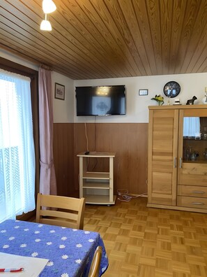 Dining - Apartment 'Wernet' with Mountain View, Private Garden and Wi-Fi (Schönwald im Schwarzwald)