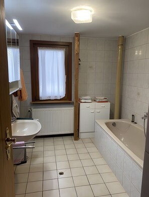 Shower, hair dryer, towels - Apartment 'Wernet' with Mountain View, Private Garden and Wi-Fi (Schönwald im Schwarzwald)
