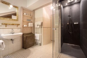 Dusche, Haartrockner, Handtücher