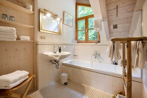 Douche, sèche-cheveux, serviettes fournies