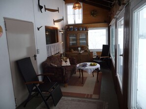 TV, caminetto, lettore DVD, impianto stereo