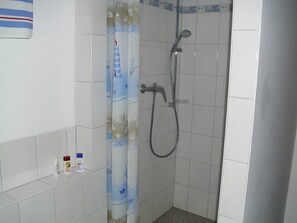 Een douche, een haardroger, handdoeken