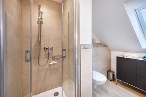 Shower, hair dryer, towels - Apartment 'At-home-in-pellworm' with Shared Garden, Balcony and Wi-Fi (Amt Pellworm)