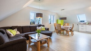 Ein modernes Loft mit Wohnbereich, Essbereich und Küche.