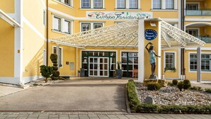 A yellow building with a sign reading 'Europa Residenz' and a statue of a woman. - Apartment 'Europa' with Shared Garden, Balcony and Wi-Fi (Bad Füssing)