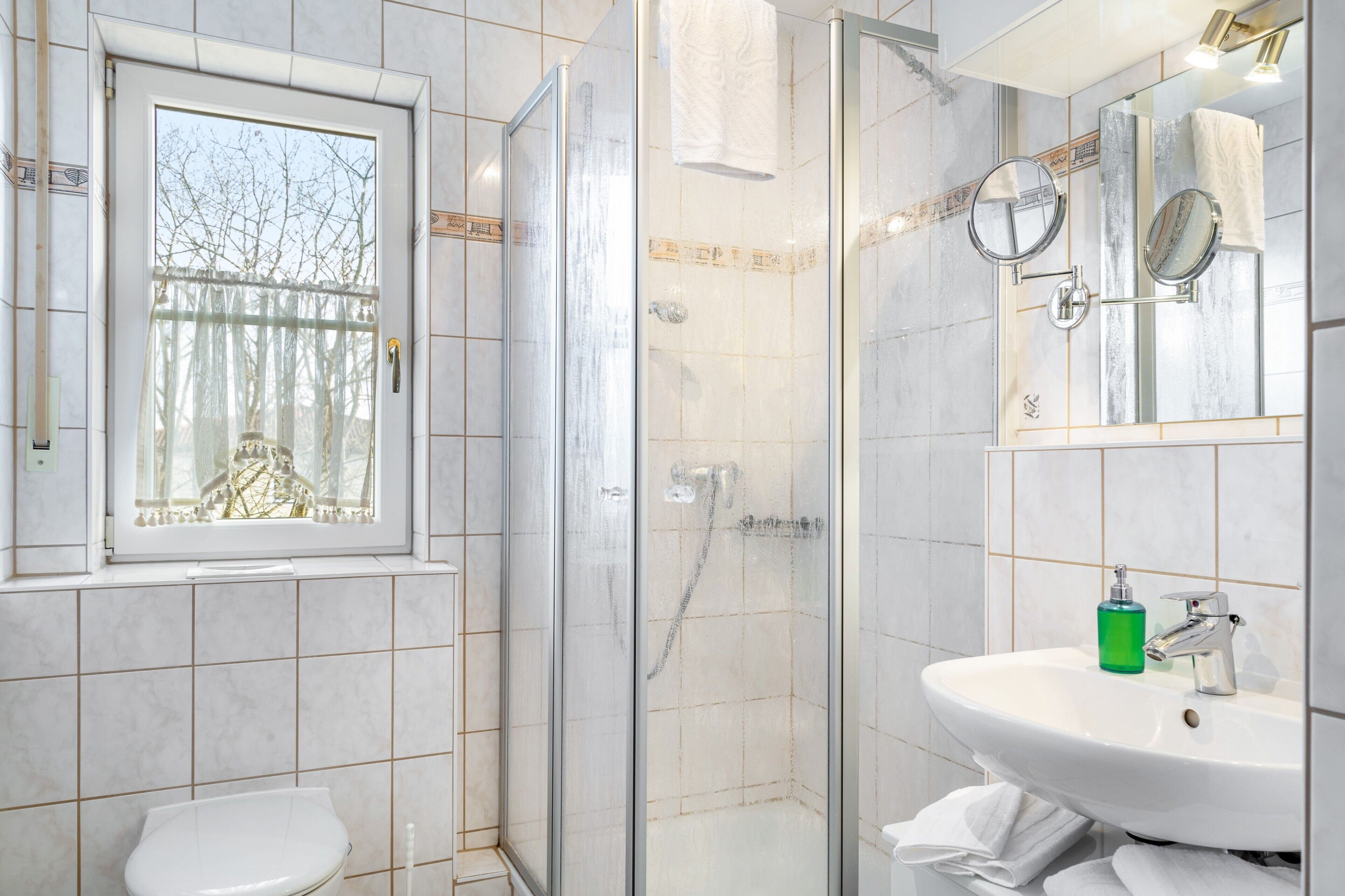 Dusche, Haartrockner, Handtücher