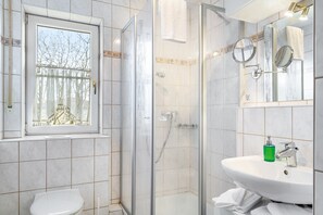 Shower, hair dryer, towels