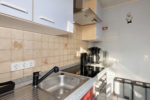 ثلاجة، ميكروويف، فرن، موقد طهي مسطح