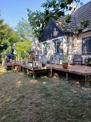 Outdoor dining - Lovely holiday home near Gudhjem (Gudhjem)