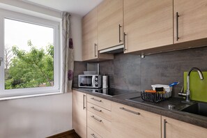 Refrigerador, microondas, placa de cocina, lavavajillas