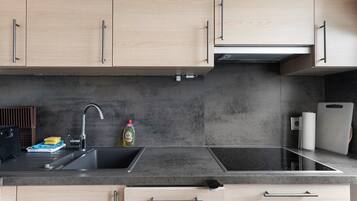 Jääkaappi, mikroaaltouuni, liesi, astianpesukone