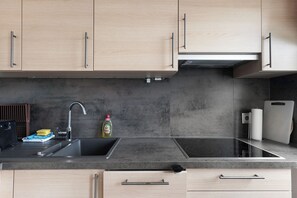 Réfrigérateur, micro-ondes, plaque de cuisson, lave-vaisselle