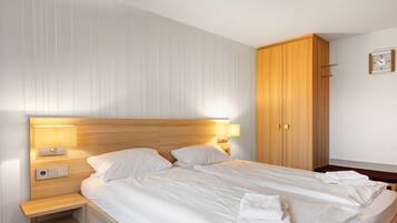 1 slaapkamer, een strijkplank/strijkijzer, gratis wifi, beddengoed