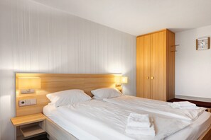 1 slaapkamer, een strijkplank/strijkijzer, gratis wifi, beddengoed