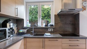 Fridge, microwave, stovetop, dishwasher