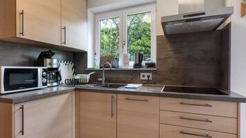 Een koelkast, een magnetron, een kookplaat, een vaatwasser