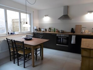 Frigorifero, forno, piano cottura, lavastoviglie