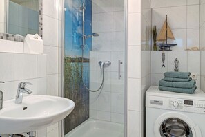 Douche, séchoir à cheveux, serviettes fournies