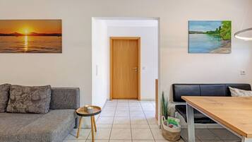 Een televisie en een tafeltennistafel