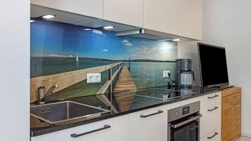 Een koelkast, een oven, een kookplaat, een vaatwasser