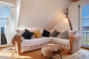 TV - Apartment 'Meckenbeuren' with Mountain View, Balcony and Wi-Fi (Meckenbeuren)