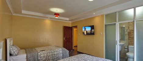 FamilieTwin kamer | Een bureau, een laptopwerkplek, gratis wifi