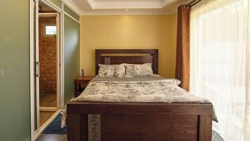 Habitación doble Confort, vista al jardín | Escritorio, espacio para trabajar con laptop y wifi gratis