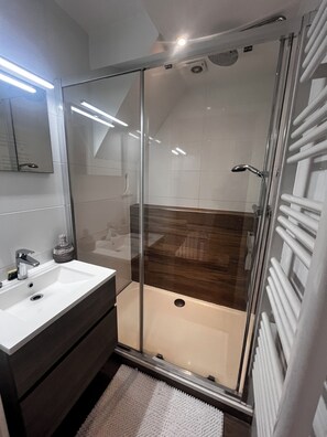 Shower, hair dryer, towels, soap - 5 minutes from the sea (Villeneuve-Loubet)